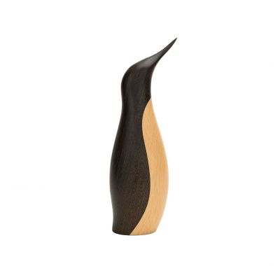 Kleiner Pinguin Holzfigur, handgefertigte Dekoration aus hellem und dunklem Holz, Architectmade Designobjekt.